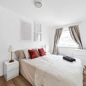 https://arte-stays-3-bedroom-bright-house-london-haggerston.brighton-hotels-england.com